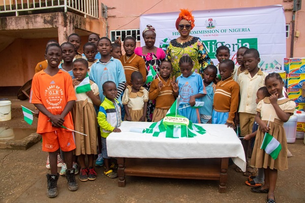 Olonisakin’s wife donates food items, cash in Yaounde